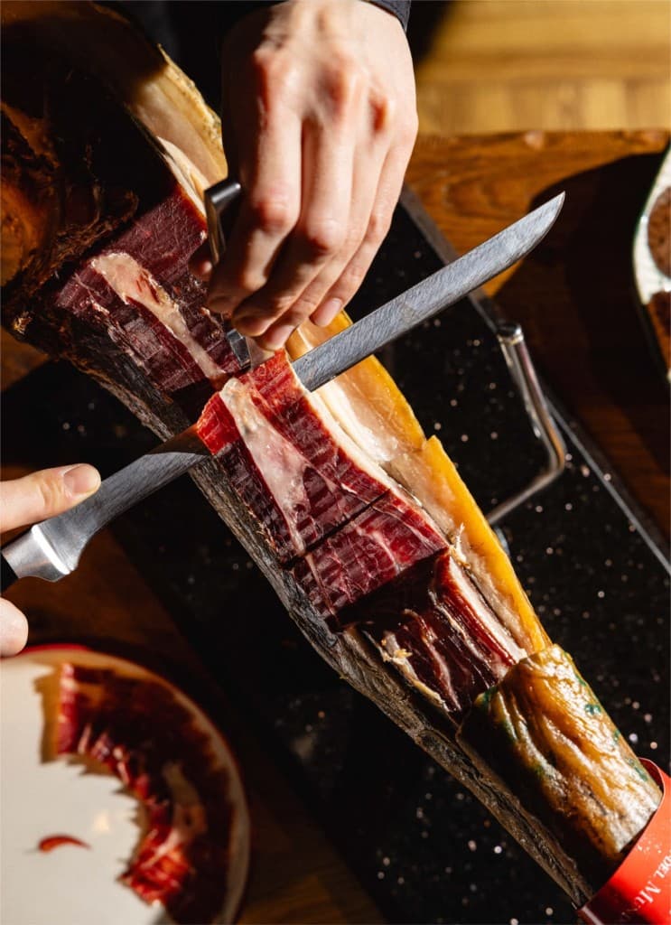 Prosciutto tagliato a mano alla Taverna del Principe